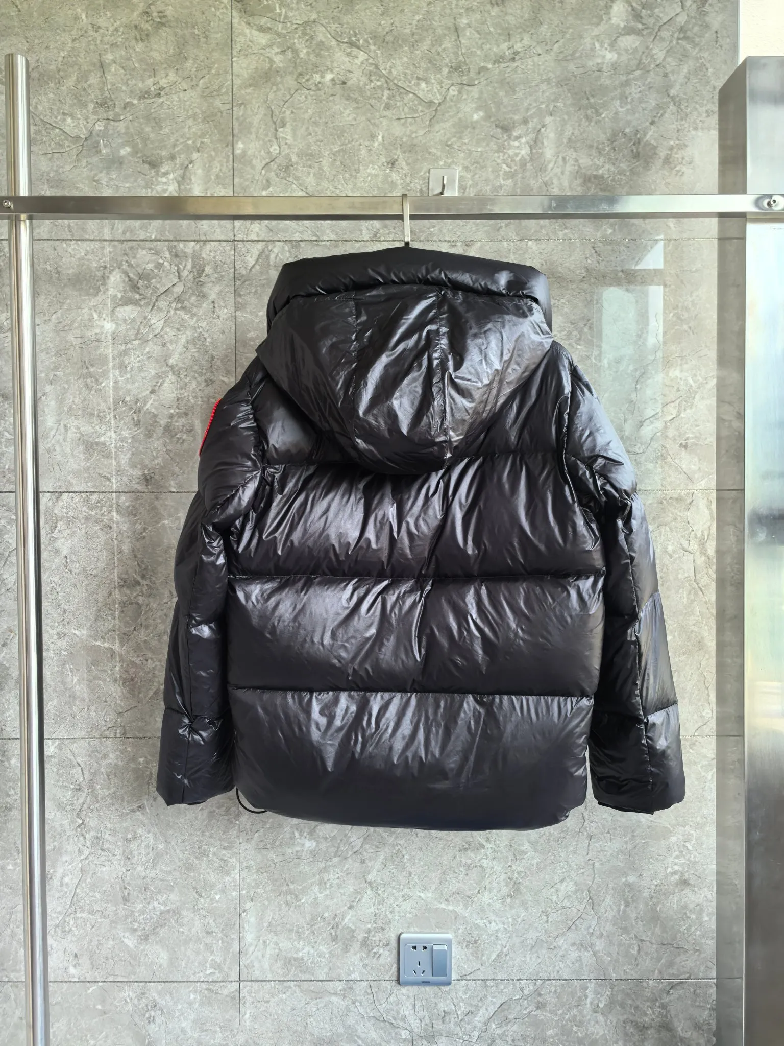 P760 2252M Crofton Puffer Unisex Jacket Down Jacket. Color: black with red label. Size: S M L XL XXL.
